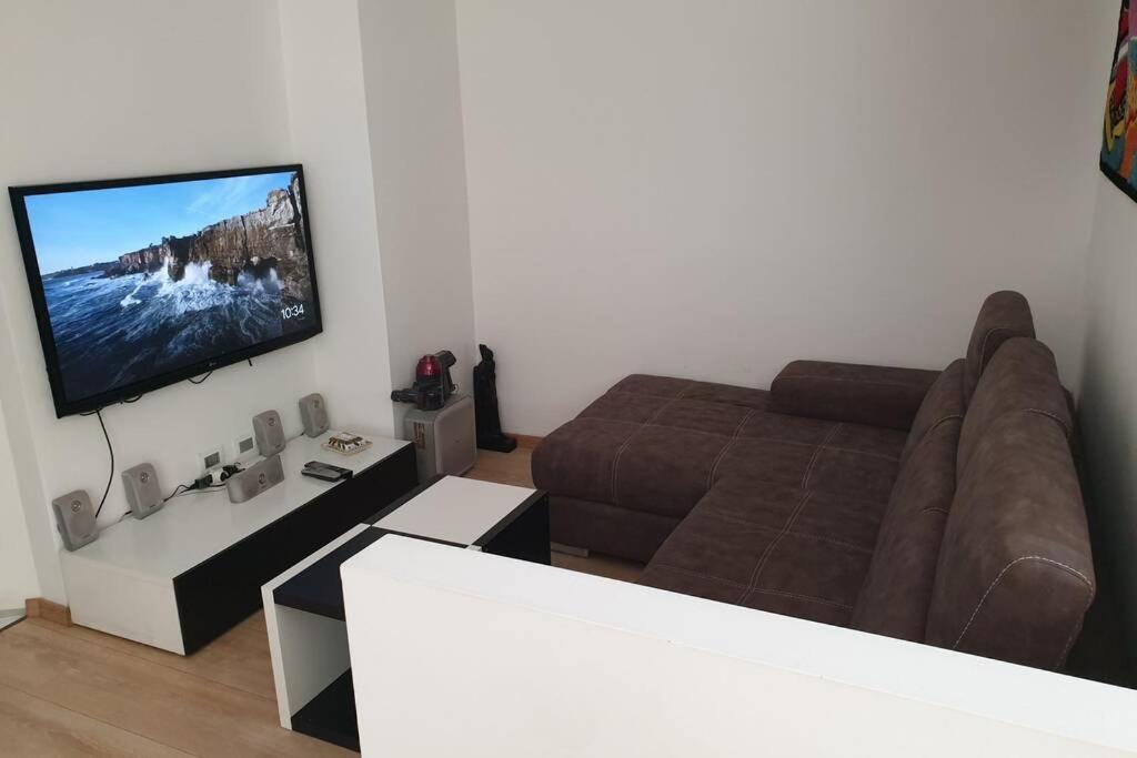 Your Lovely Home, Porta Venezia-1 Queen Bed, 3 Single Beds, 1 Sofa Bed- Milano Eksteriør billede