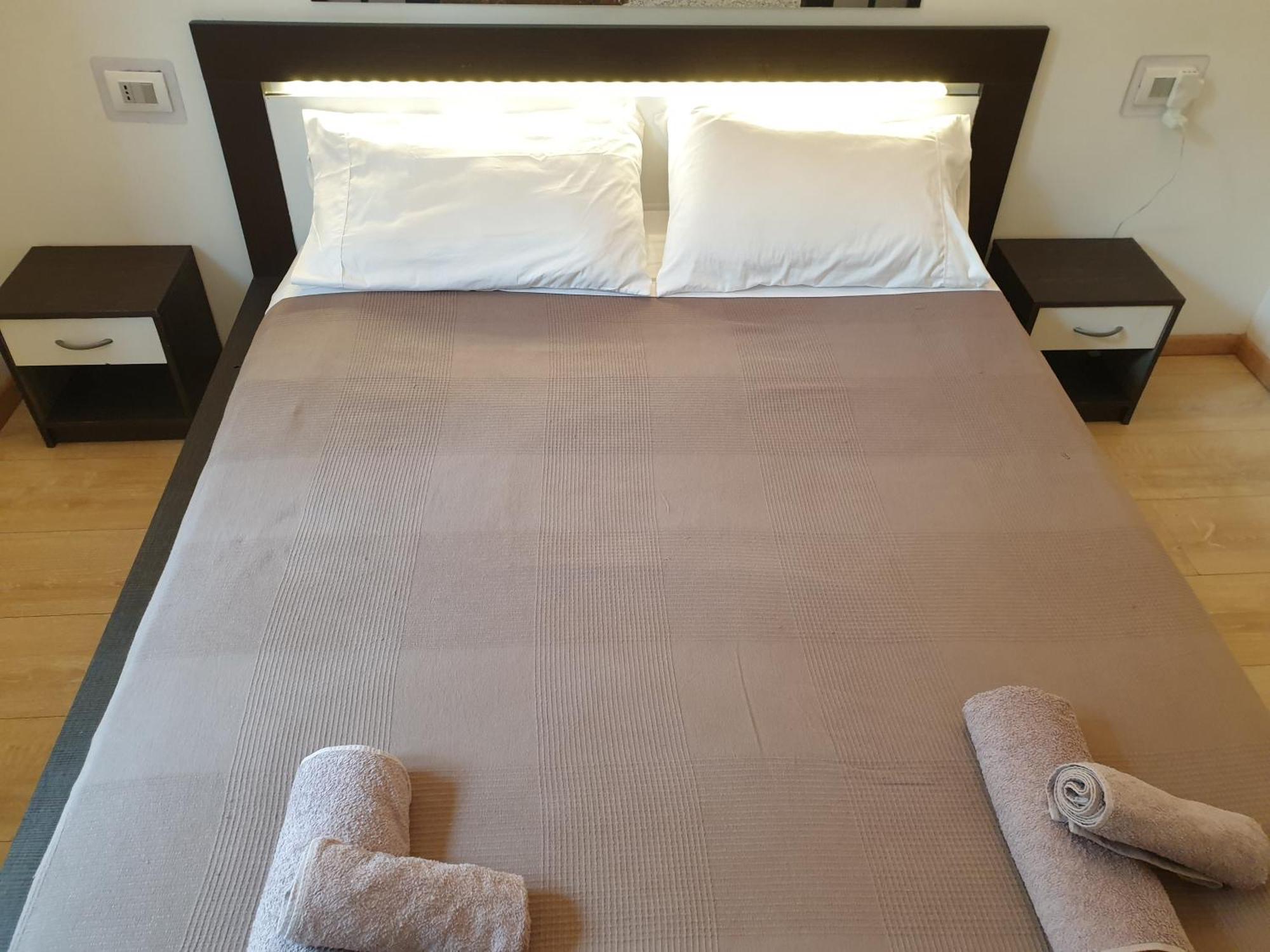 Your Lovely Home, Porta Venezia-1 Queen Bed, 3 Single Beds, 1 Sofa Bed- Milano Eksteriør billede